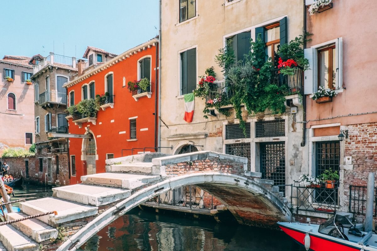 quaint streets of venice with colorful buildings 10 days in italy itinerary